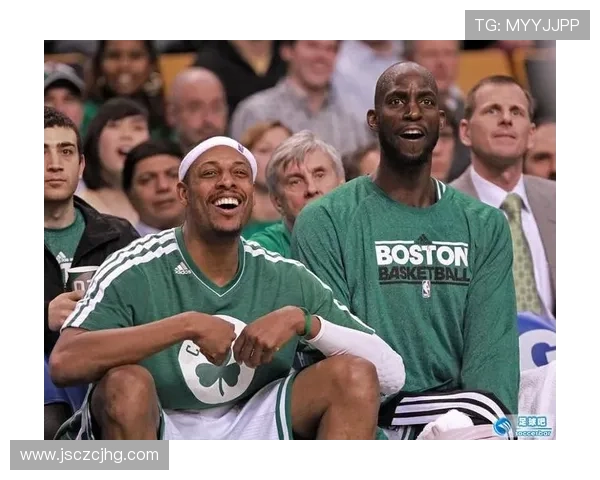 加内特与足球明星同框合影展现运动精神与友谊的完美结合