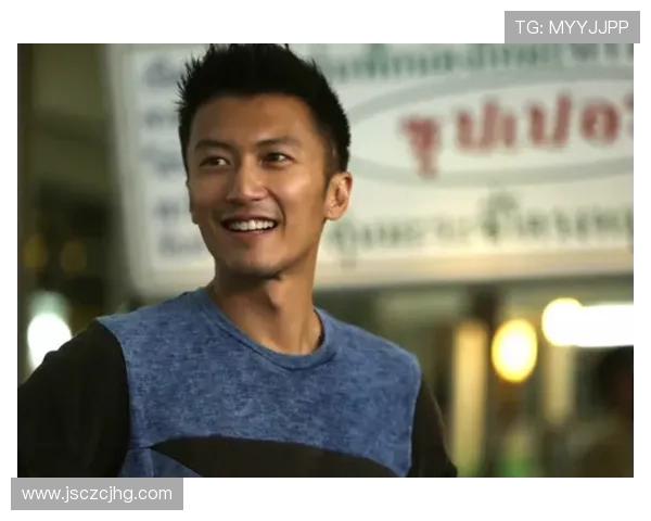 詹娜与足球明星亲密合影展现运动与时尚的完美结合