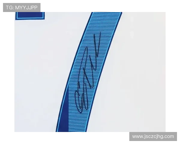 足球巨星C罗亲笔签名珍品曝光引发球迷热议与收藏热潮